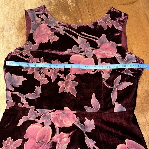 Tahari Layered Floral-Print Velvet Gow - Picture 7 of 13